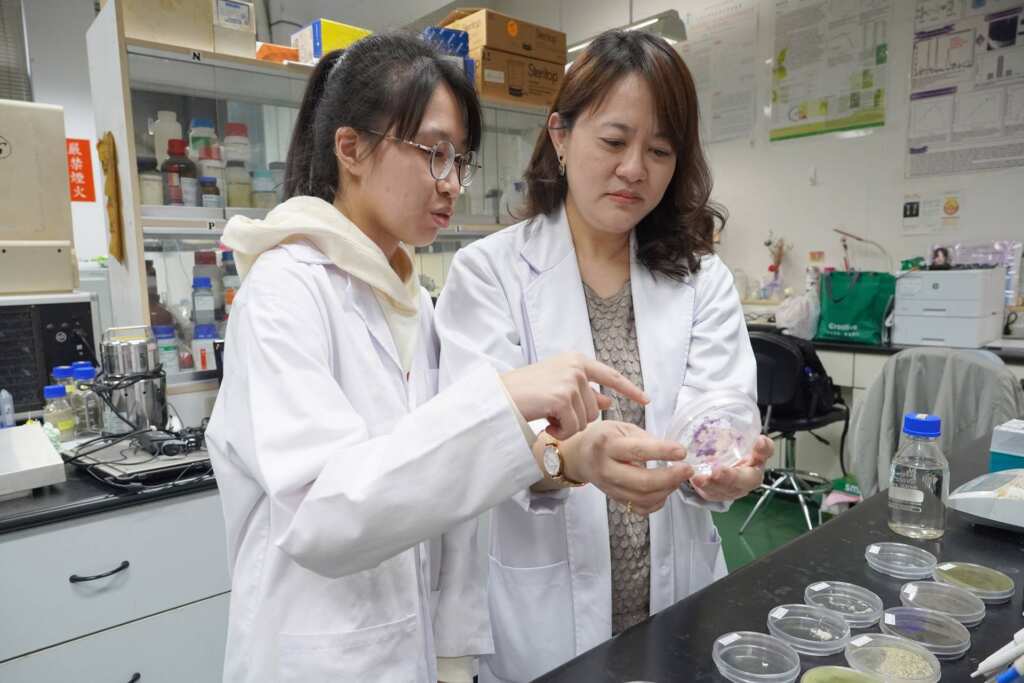 ▲大葉大學藥保系張淑微老師(右)指導蔡嘉臻同學(左)做實驗。(記者林明佑翻攝)