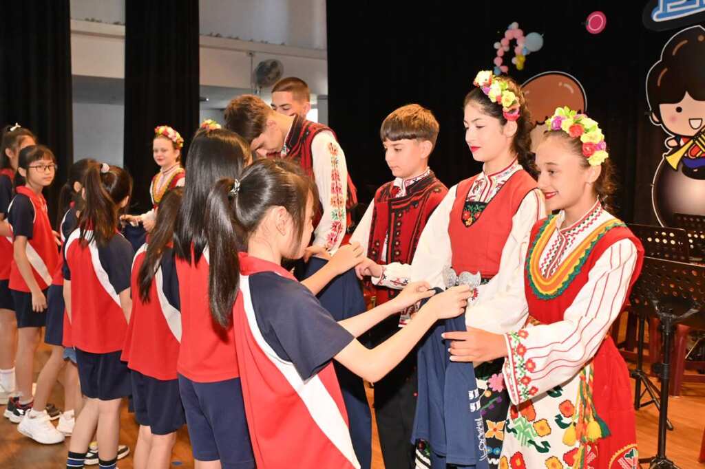 ▲宜蘭縣內國中小學生參與「2025宜蘭國際童玩藝術節」國外團隊交流,讓學生能親身體驗世界各地的文化特色與藝術魅力。
