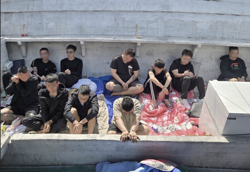 漁船涉嫌偷渡出境 海巡員西南部海域逮獲10通緝犯 266 cnews204250716a05