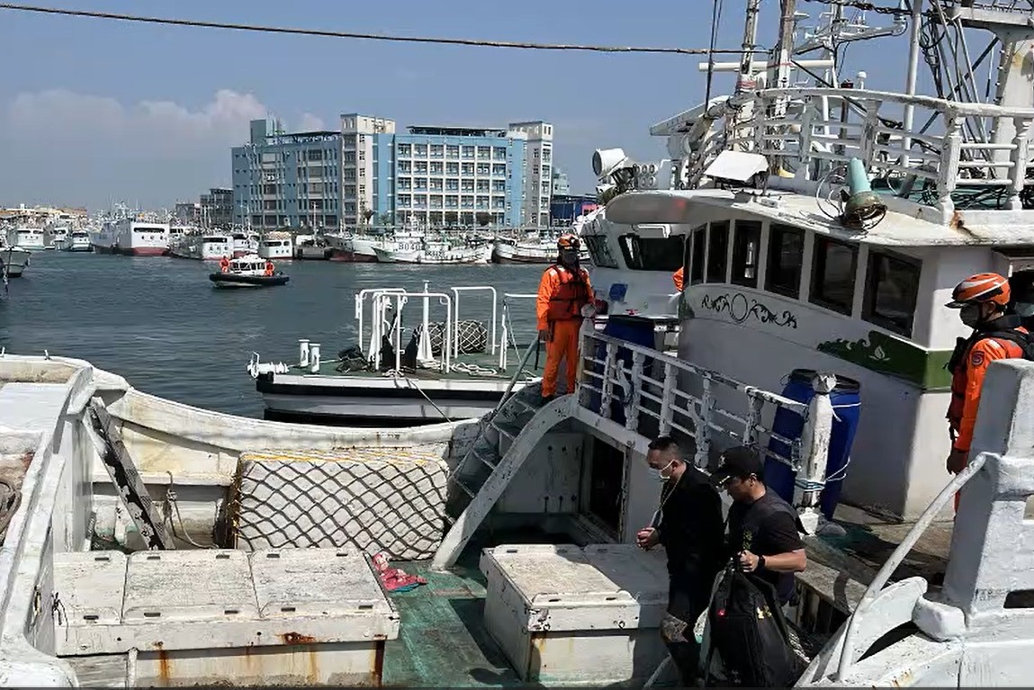 漁船涉嫌偷渡出境 海巡員西南部海域逮獲10通緝犯 268 cnews204250716a03
