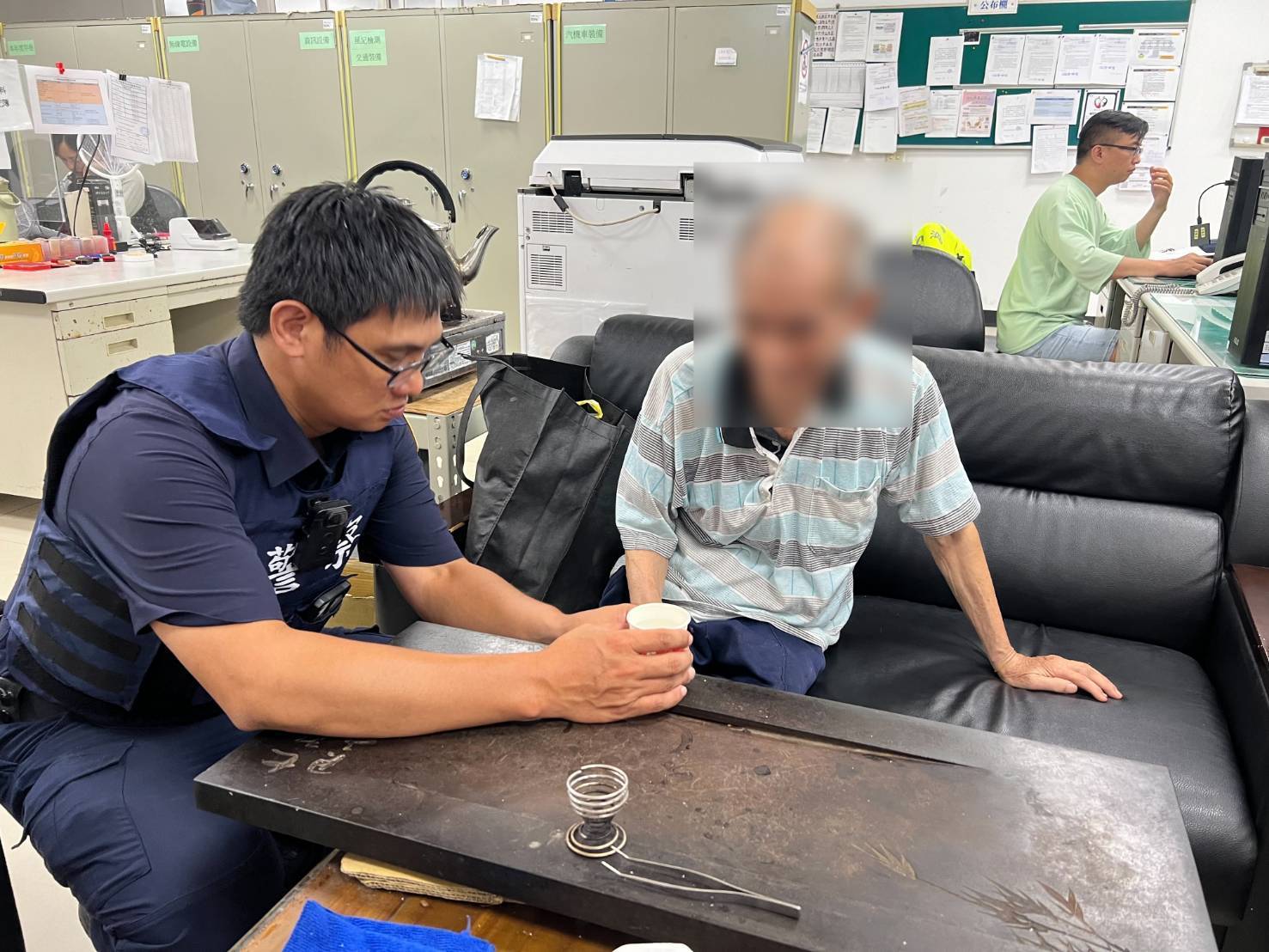 老翁頂烈日外出買飯體力不支 平警即刻救援 620958 0
