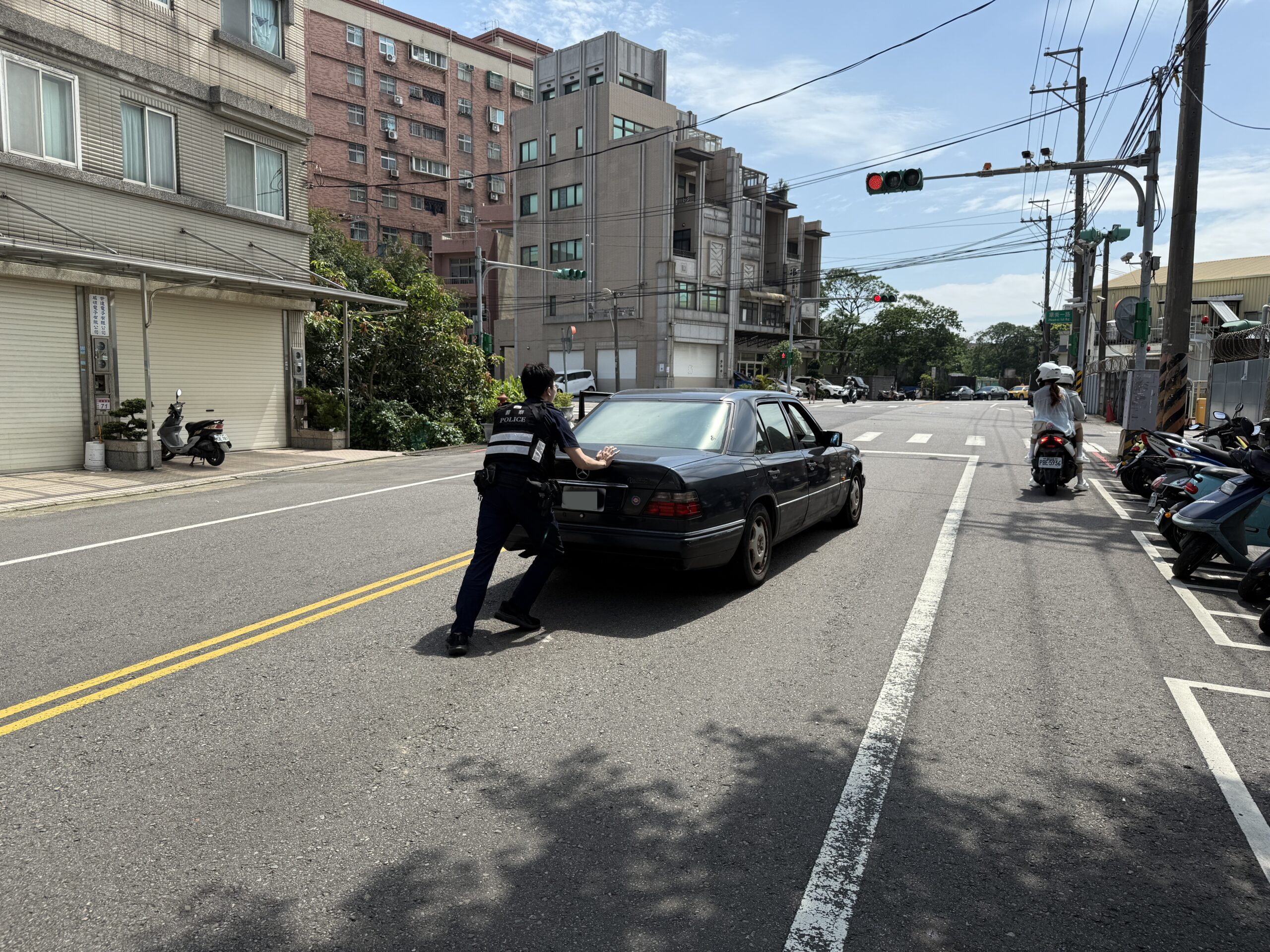 汽車拋錨動彈不得 壢警奮力推車恢復交通順暢 S 15900771 0 scaled