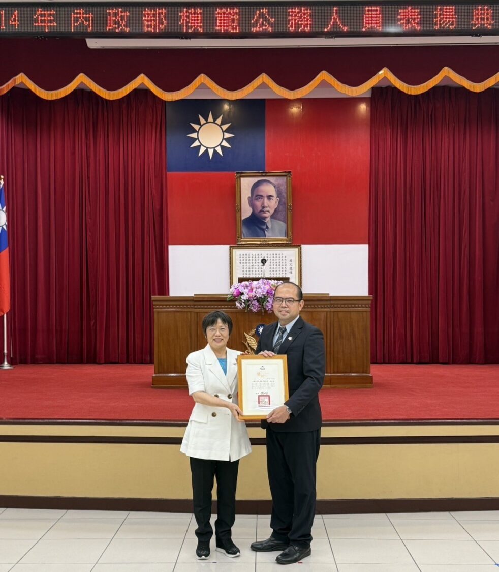 移民署台北專勤隊分隊長陳俊銘(右)因查緝非法仲介人口販運集團表現亮眼,獲選模範公務員,由內政部長劉世芳(左)頒獎肯定。(記者徐煜勝翻攝)