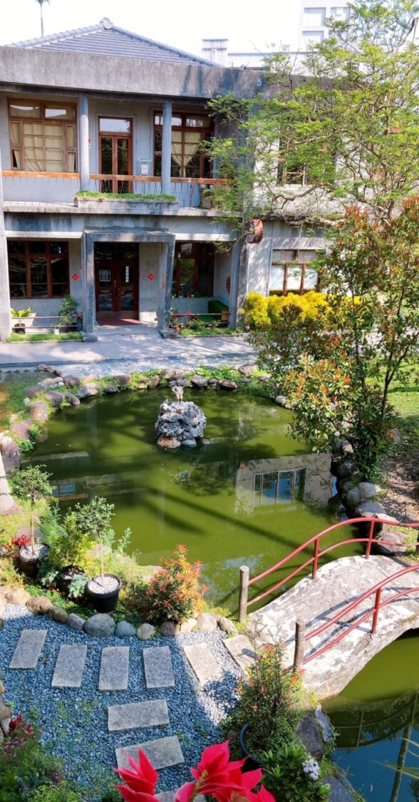 在充滿濃濃懷舊風的老建築裡,感受以南法村莊風打造店格,是宜蘭少數以法國菜為主的餐廳,成為不少人聚餐的最佳選擇。(圖/愛法餐廳 I‑France 提供)