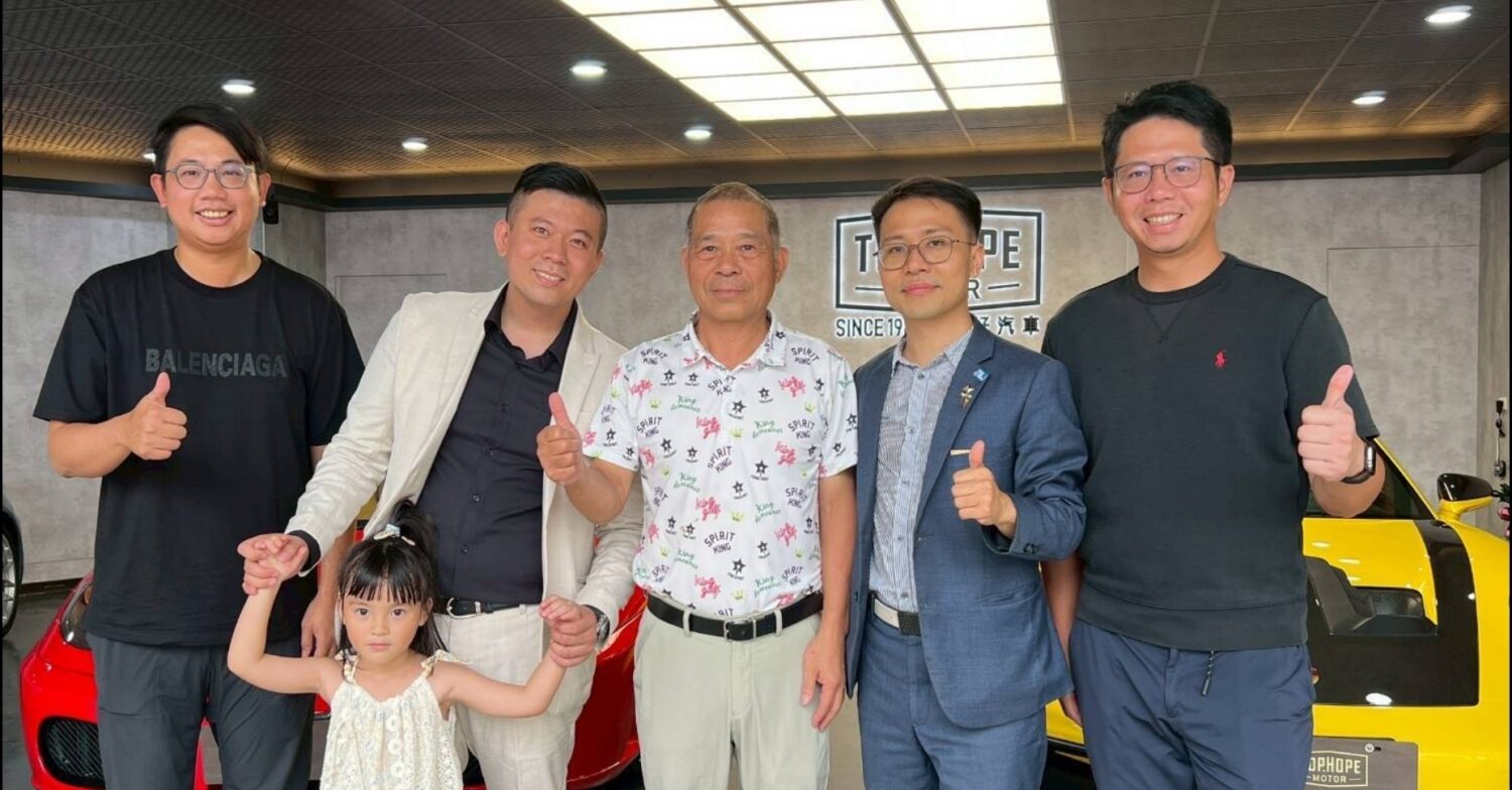 桃園市議員黃崇真、鼎好汽車事業股份有限公司董事長黃聖翔、頂好汽車創辦人黃昭樹、頂好汽車文中店負責人陳建安、前青商會總會長林鼎鈞(由右至左)。(記者 趙靜姸翻攝)