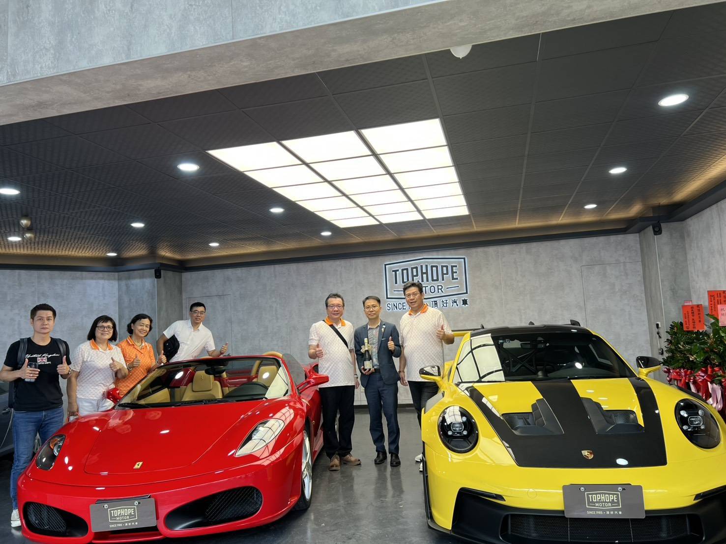 鼎好汽車事業股份有限公司董事長黃聖翔(右2)與團隊持續提升服務品質,欲成為台灣最值得信賴的二手車品牌。(記者 趙靜姸翻攝)