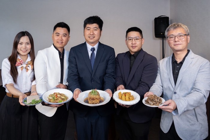活動出席貴賓合照(圖左起)膳馨民間創作料理公關副總蔡馨誼、總經理鄭乃綱、客委會副主委邱星崴、膳馨主廚王韋荃、台菜詩人林祺豐師傅。(圖/客委會提供)
