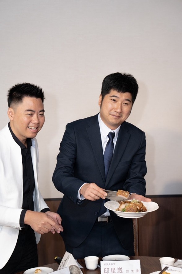 邱副主委分享酥小封予現場貴賓。(圖/客委會提供)