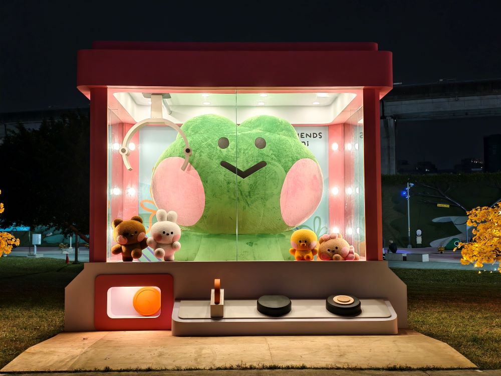 《圖說》燈會與國際大型IP LINE FRIENDS MININI 造型裝置 吸引大朋友小朋友喜愛。〈民政局提供〉