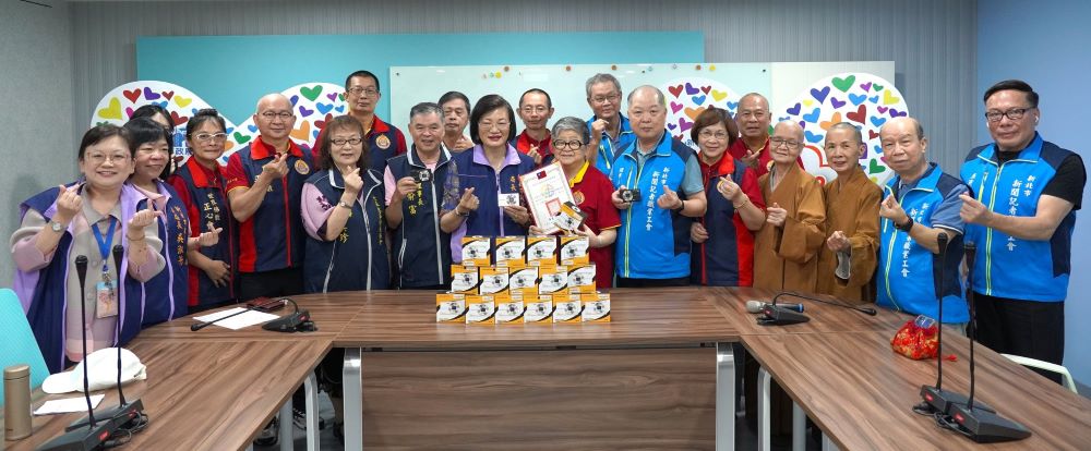 《圖說》社團法人世界佛教正心會致贈儀式合影。〈社會局提供〉