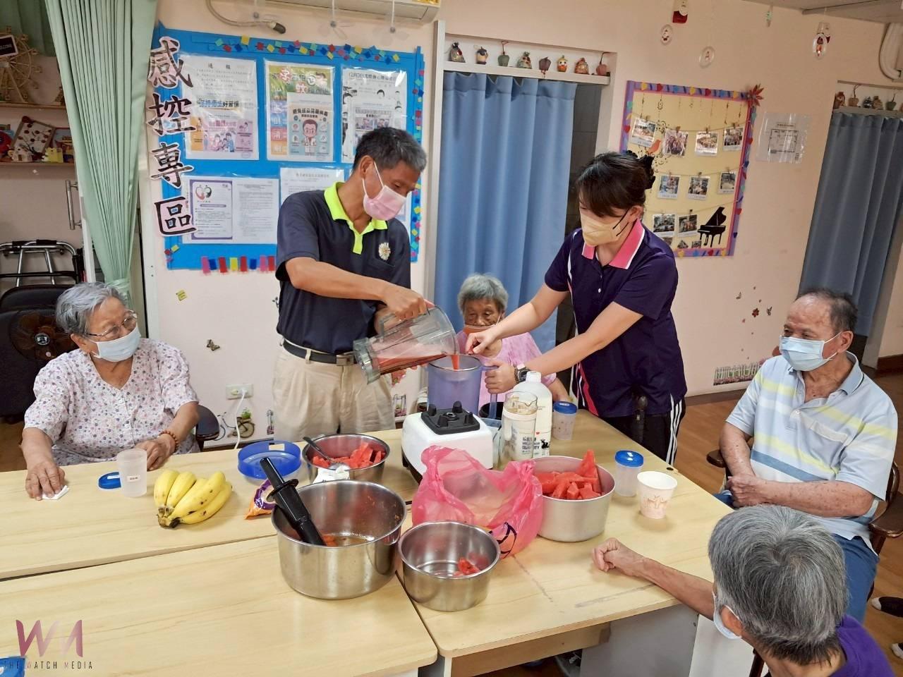 (有影片)/炎夏送清涼!彰化榮家日照中心現打鮮果飲 長輩笑開懷 - https://www.watchmedia01.com