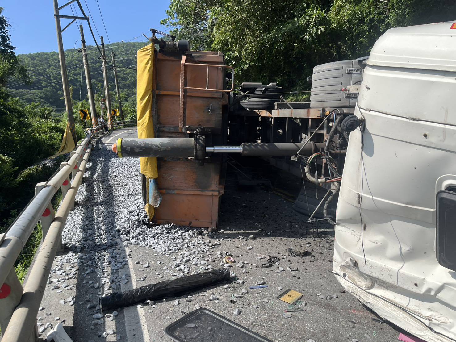 (有影片)蘇花公路砂石車翻覆 驚險畫面曝 - https://www.watchmedia01.com