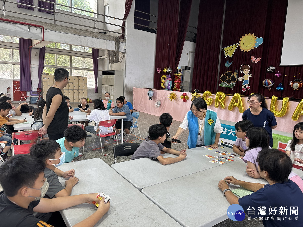 相反詞競賽等讓同學充份發揮用詞。(記者扶小萍攝)