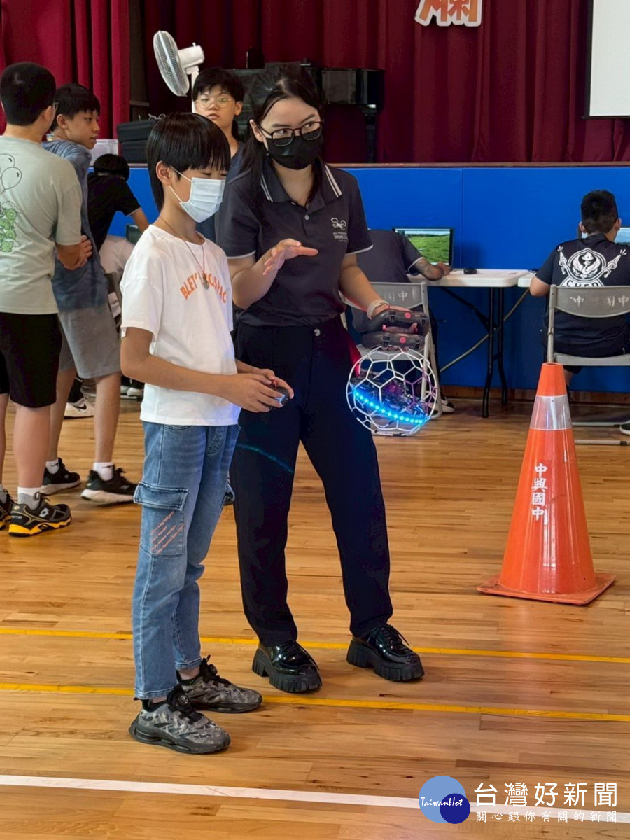 同學對於能飛無人機十分興奮。(新住民權益關懷協會提供)<br /><br /> <br /><br />