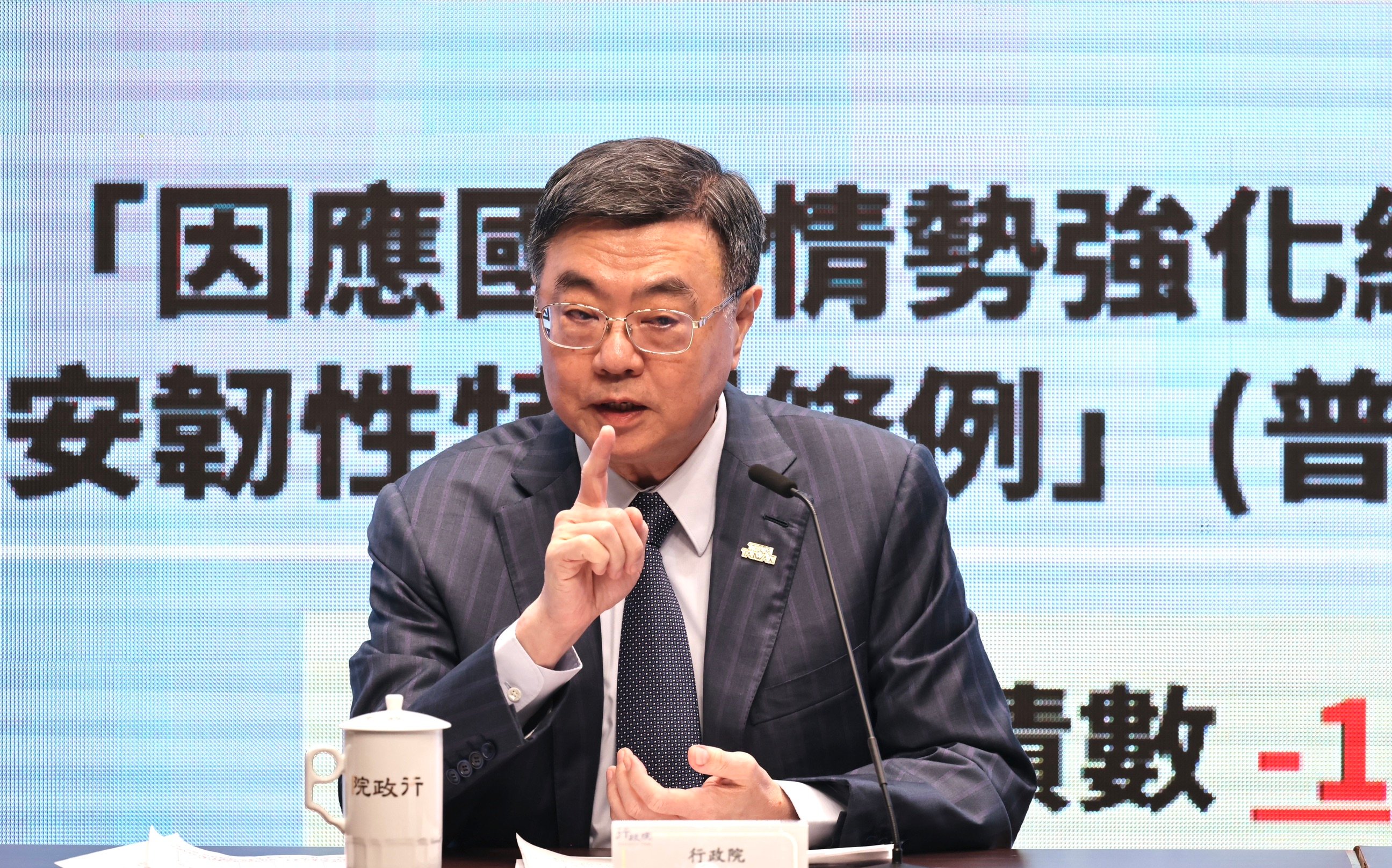 行政院長卓榮泰17日表示,若要普發現金需舉債1014億,他內心非常交戰,希望能到立院報告。林啟弘攝