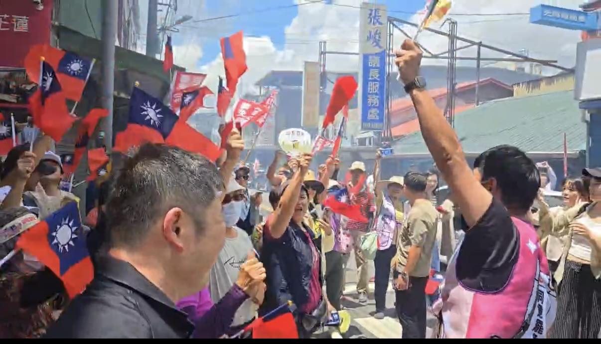張峻5日率上百位支持者揮舞國旗,放鞭炮相迎「護國大遶境」車隊。翻攝張峻臉書