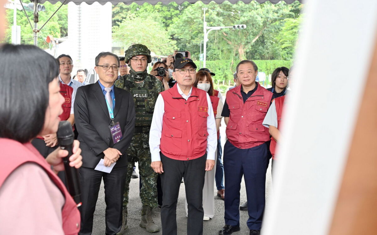 圖/新北市長侯友宜率市府團隊前往土城區公所、捷運土城站、大潤發商場等地,視察疏散、管制與應變作業流程。(新北市政府新聞局提供)