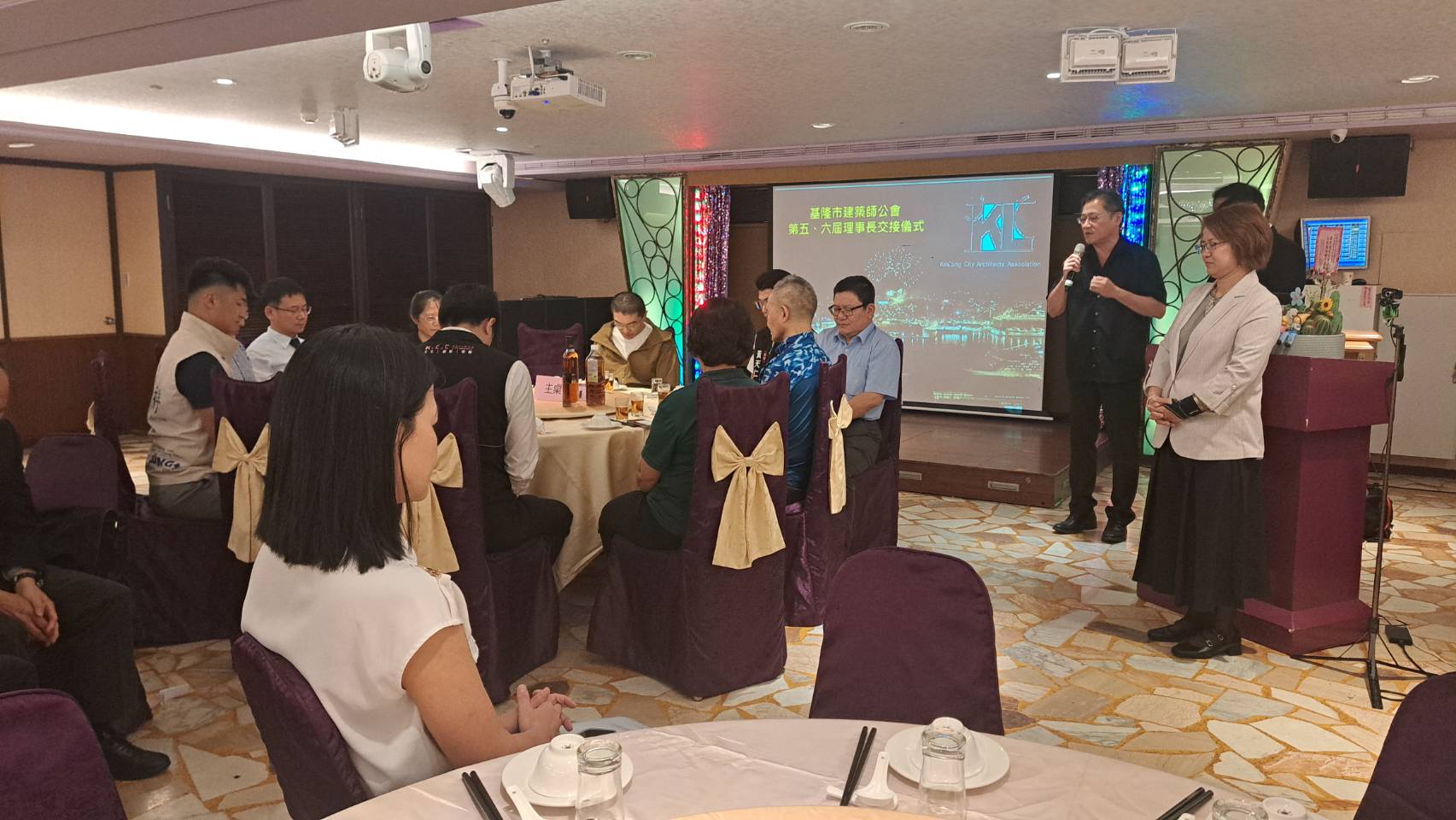 台南市建築師公會前理事長徐岩奇特地蒞臨分享「台南三年展」的籌備經驗,以及台南市建築師公會在地推動建築學術活動的成果。同時,他也將介紹台灣建築師公會在國際交流上的發展,特別是如何促進在地建築師與國際上幾個國家的建築師公會合作與對話。