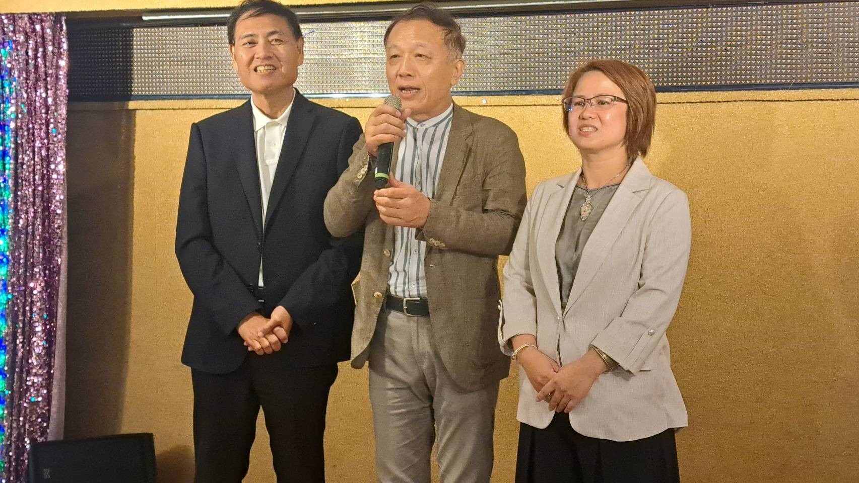 中華民國全國建築師公會理事長崔懋森(中)也蒞臨祝賀,