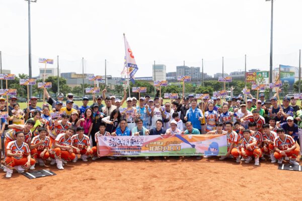  2025第七屆桃園盃全國慢速壘球錦標賽盛大開幕，來自全國各地的好手齊聚桃園球場。(圖/業者提供)