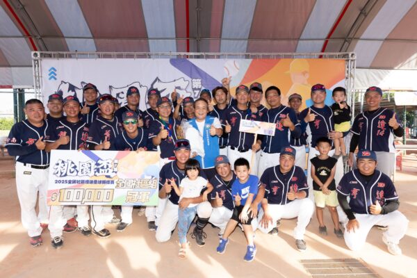 2025第七屆桃園盃全國慢速壘球錦標賽社區組冠軍亨達隊伍合影留念，展現勝利的喜悅與團隊的默契。(圖/業者提供)