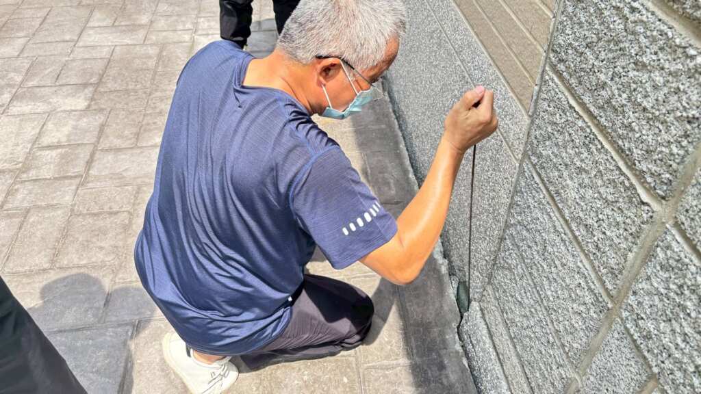 ▲彰化伸港建案施工惹爭議，10餘戶住宅牆裂屋斜居民憂安全。（記者林明佑翻攝）