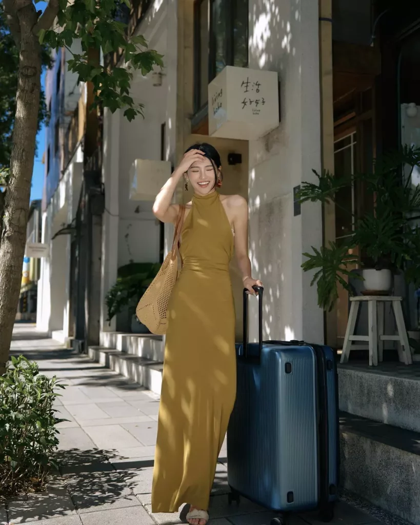 靜奢質感定義2025夏日旅行風格!CROWN DOPPIO全新「灰藍色」優雅上市