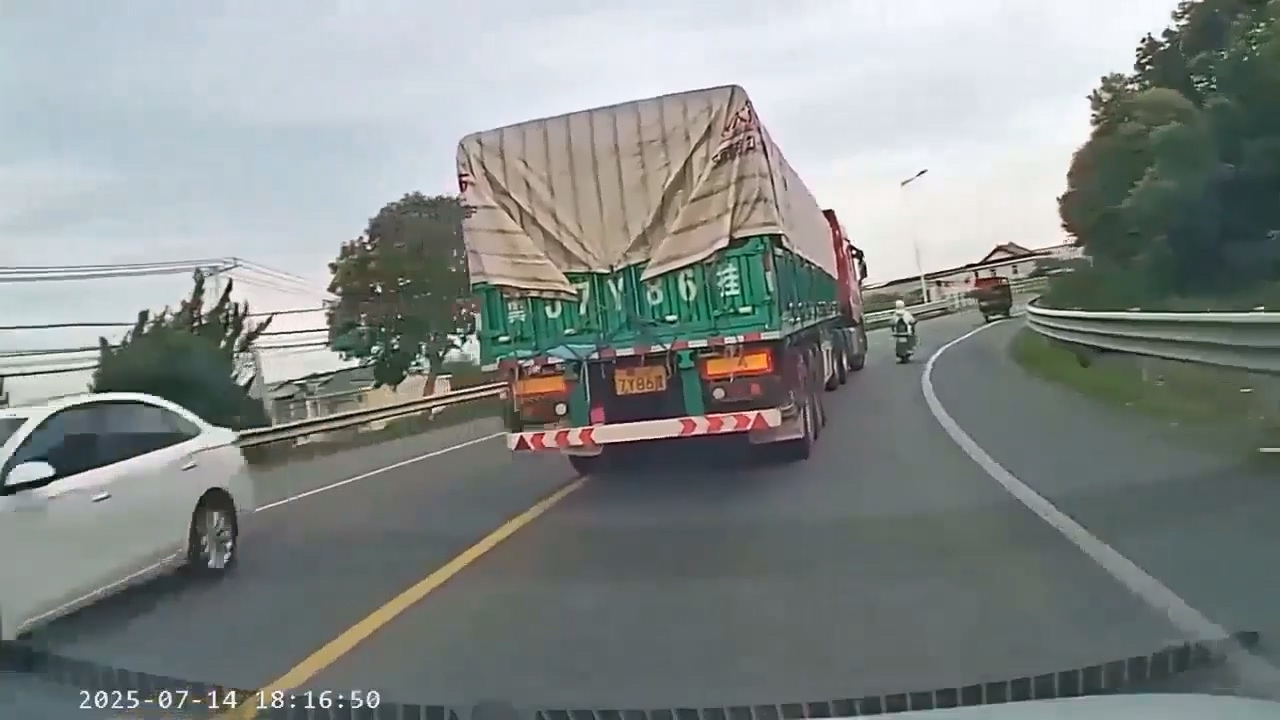 影／驚悚死亡車禍！女騎士與大貨車擦撞倒地　頭部遭輾腦漿噴出當場不治