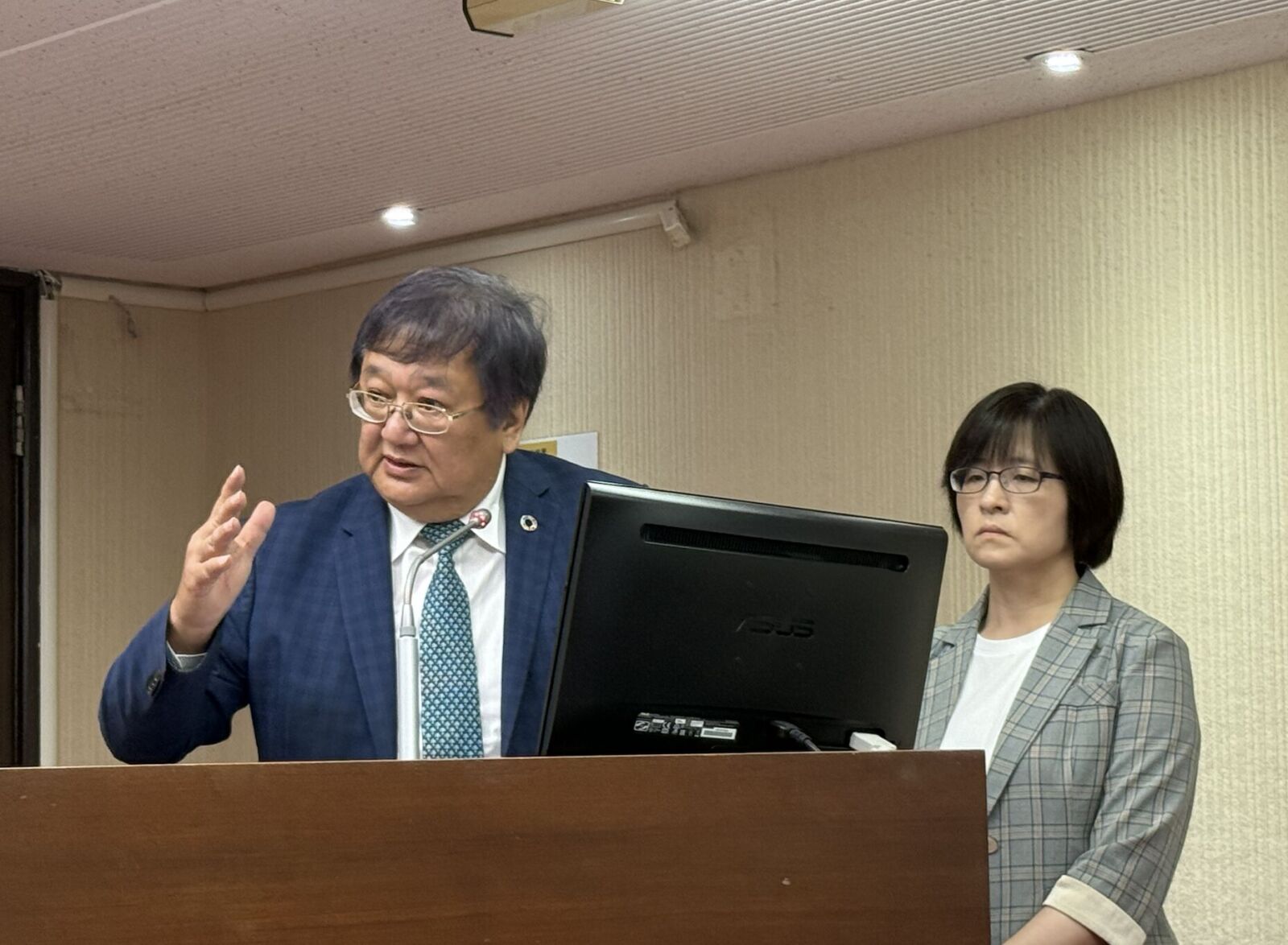 台師大「連14天日抽3次血」怎過審? 衛福部長點名一事要開罰 200 台師大「連14天日抽3次血」怎過審? 衛福部長點名一事要開罰 199