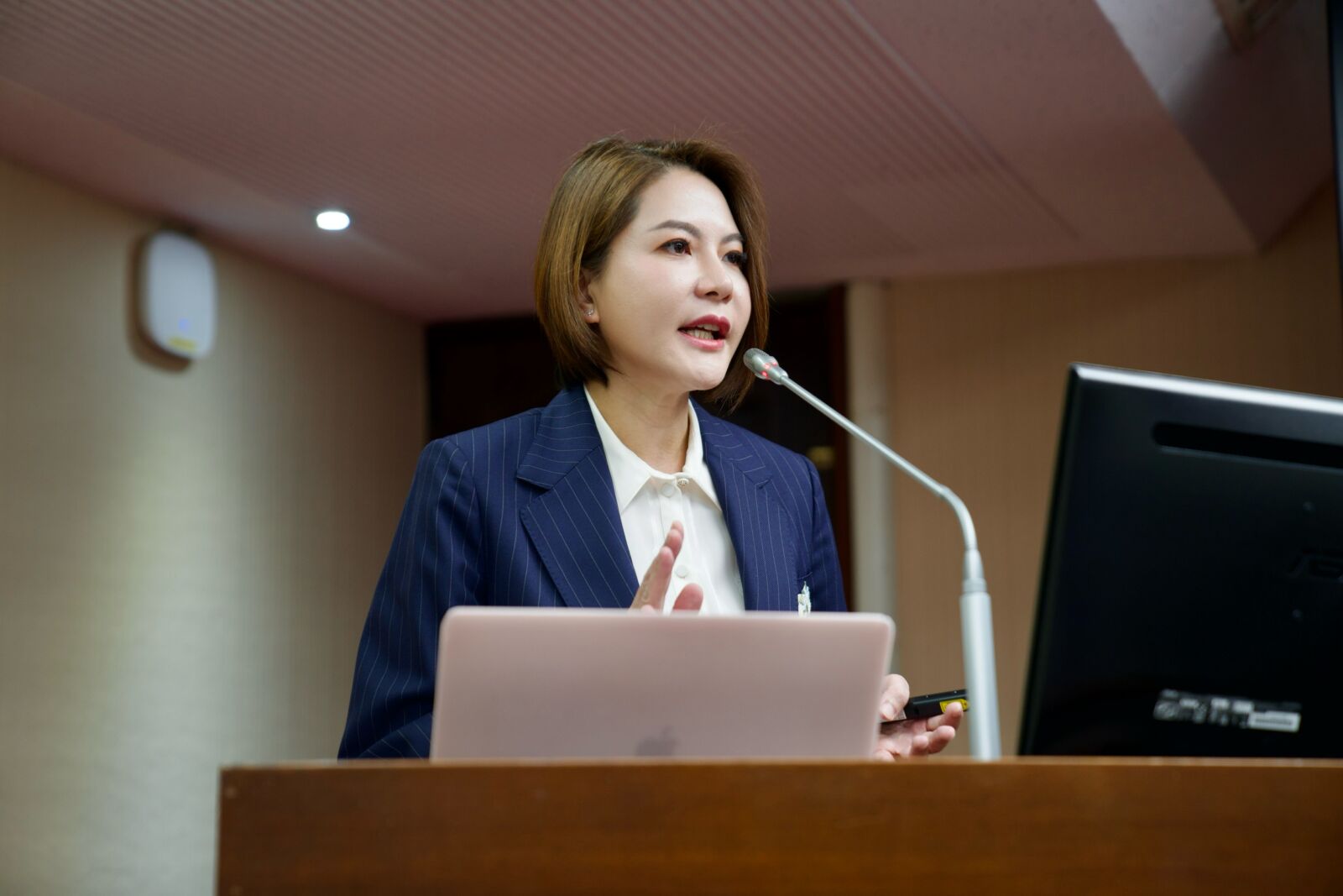 邱泰源稱嚴辦女足案卻不主動調查? 陳菁徽:執法不用等教育部 200 邱泰源稱嚴辦女足案卻不主動調查? 陳菁徽:執法不用等教育部 199