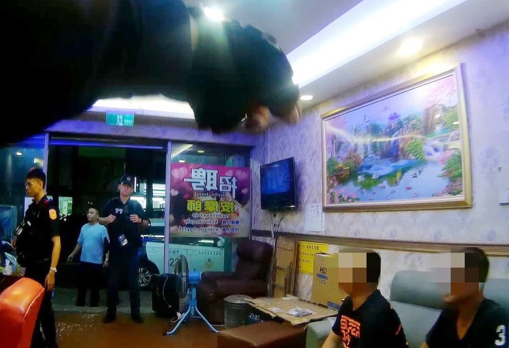 中壢越式養生館暗藏春光 員警喬裝男客搗破淫窟 208 248250717a11