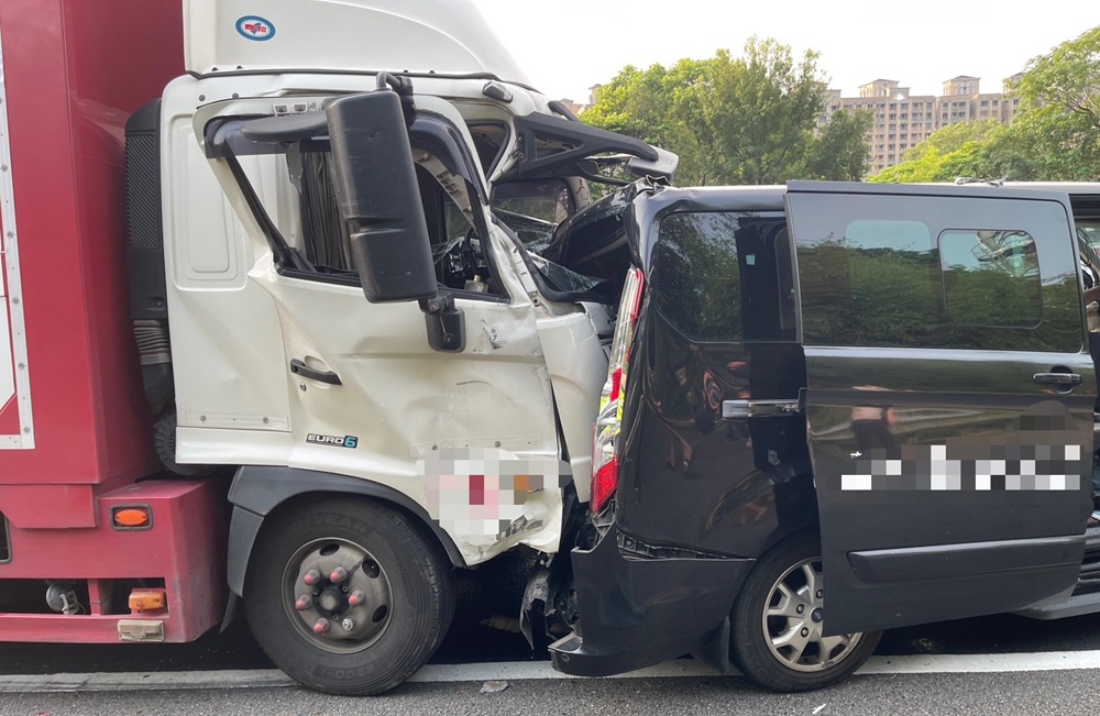 國道驚魂 疑未保持安全車距7車連環撞4人傷 221 cnews204250717a09