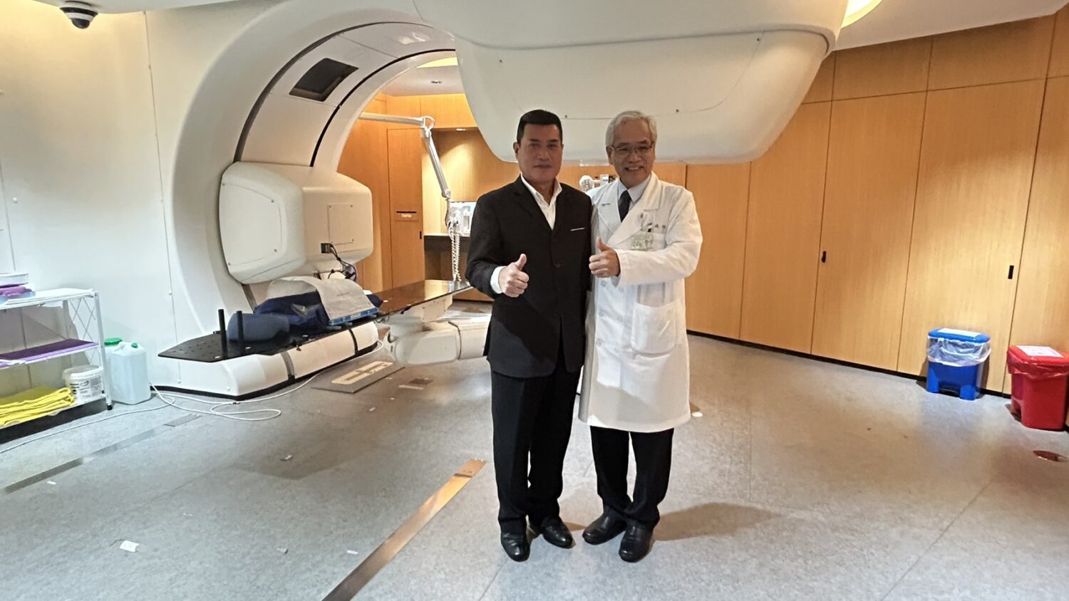黃仁在院長陳威明陪同下視察北榮重粒子中心。(圖/黃仁國會辦公室)