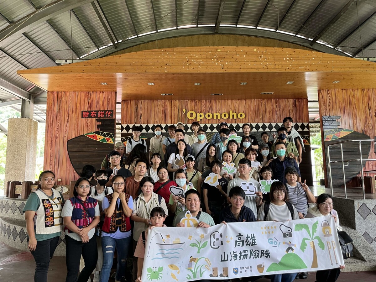 ▲高市青年局昨(16)日舉辦「山海探險隊」活動,局長林楷軒(第一排右三) 與學員一同前往茂林萬山部落,體驗原鄉文化魅力。
