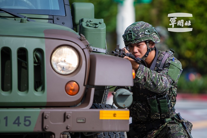 ▲陸戰99旅執行戰鬥巡邏後下車對外實施警戒。