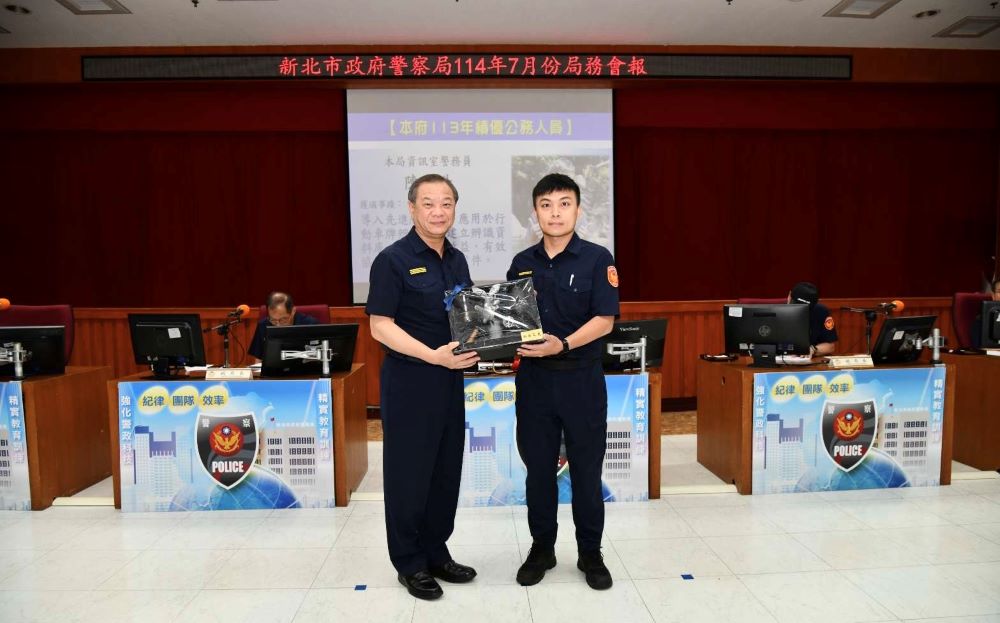 《圖說》資訊室警務員陳躍升榮獲新北市政府113年績優公務人員。〈警察局提供〉