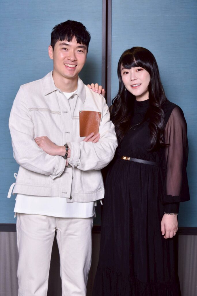 「VANNISE 溫倪詩」攜手黃國倫寇乃馨領航全球電商直播 29 圖二、「VANNISE 溫倪詩」創辦人邱子軒(左)與共同創辦人鄭羽珈(右),短短五年帶領團