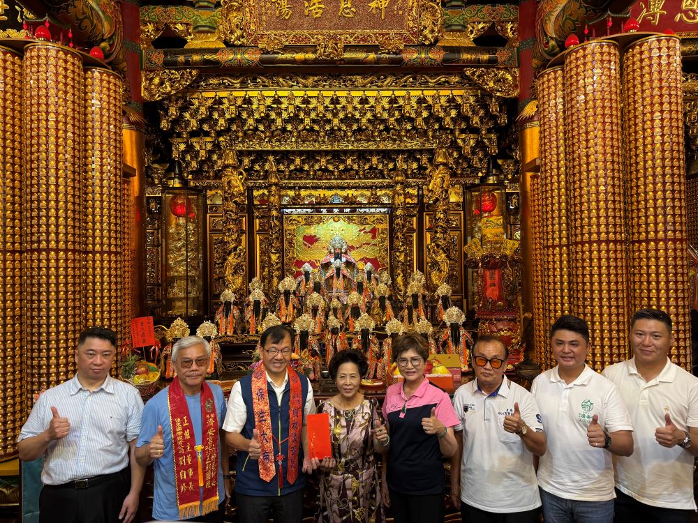 濟安宮酬恩祈安五朝圓醮大典祈祝活動圓滿 2 《圖說》林耀長局長代表侯友宜市長致贈香油錢予以廟方。〈民政局提供〉