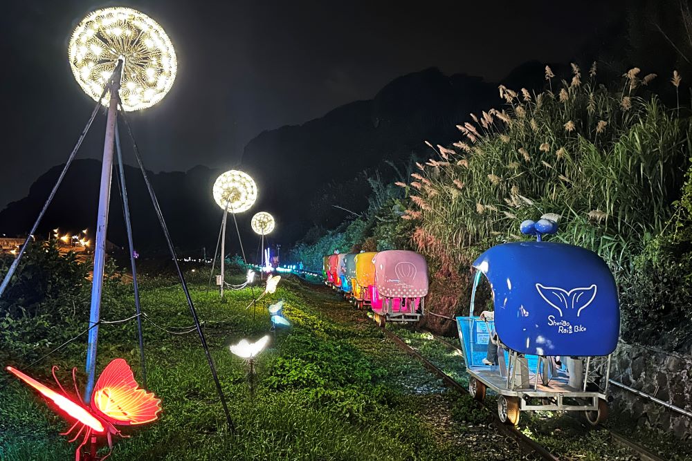 夏季旅展7/18登場 「新北館」及手作展限時優惠大放送 2 《圖說》全台唯一的海岸線鐵道自行車路段深澳鐵道自行車推廣為期兩個月7月1日至8月31日的「燦爛夏夜山海騎」限定活動。〈觀旅局提供〉