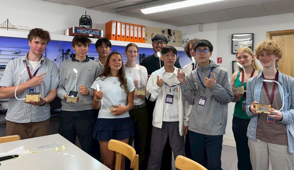 2千萬打造五大戰略 新北技職全面接軌全球職場 6 《圖說》學生於Highgate School與該校學伴共創「太陽能燈箱」永續行動方案。〈教育局提供〉