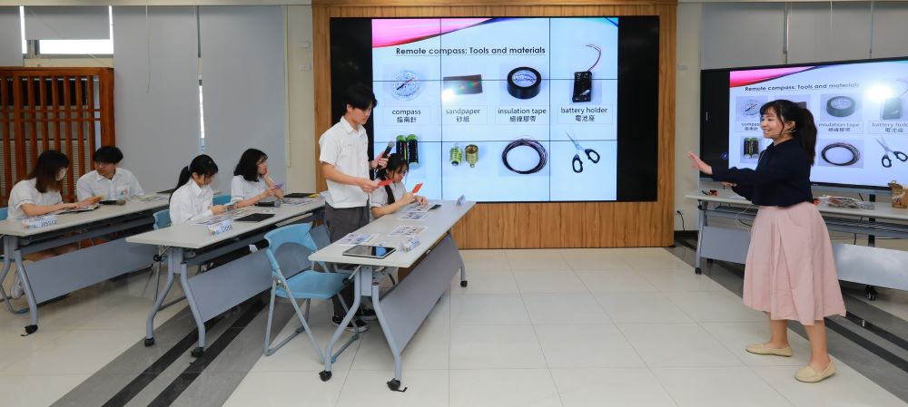 2千萬打造五大戰略 新北技職全面接軌全球職場 8 《圖說》新北高工自然科黃心盼老師演示電流磁效應雙語課程。〈教育局提供〉
