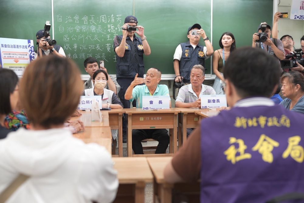 《圖說》侯友宜前往視導土城國民中學實施「戰時災民收容救濟站」。〈警察局提供〉