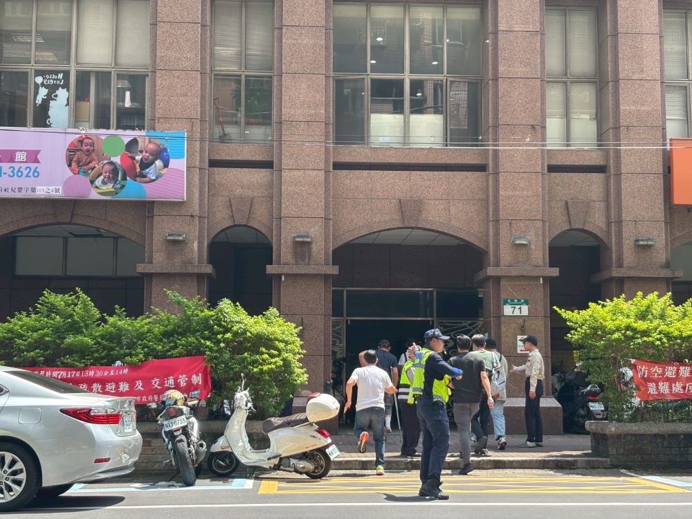 《圖說》警察於演習期間管制人車通行。〈警察局提供〉