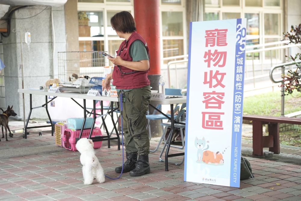 《圖說》防空疏散避難演練設有寵物收留區。〈警察局提供〉