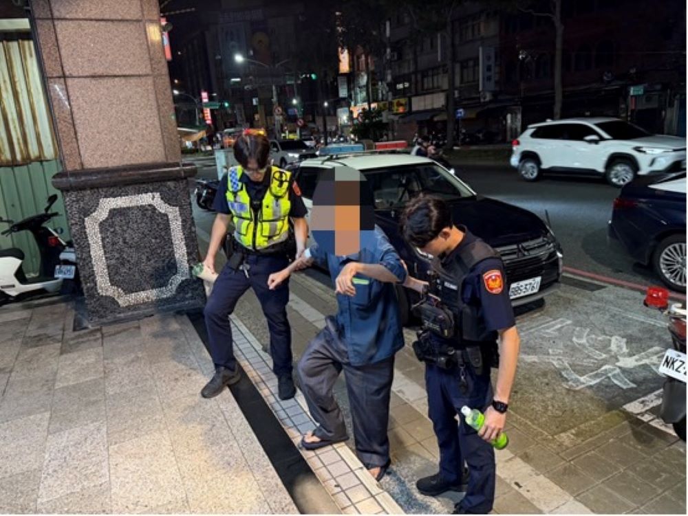 《圖說》三重警確認住址後，以最快速度將老翁載回住處並攙扶返家。〈三重分局提供〉