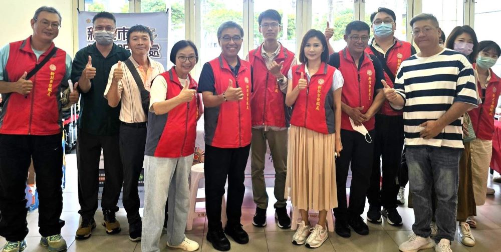三重就博熱絡破千人謀職 新北榮設攤服務袍澤 2 《圖說》李毓錫副處長(中)到場鼓勵同仁,並與工作人員及求職退伍官兵合影。〈新北榮提供〉