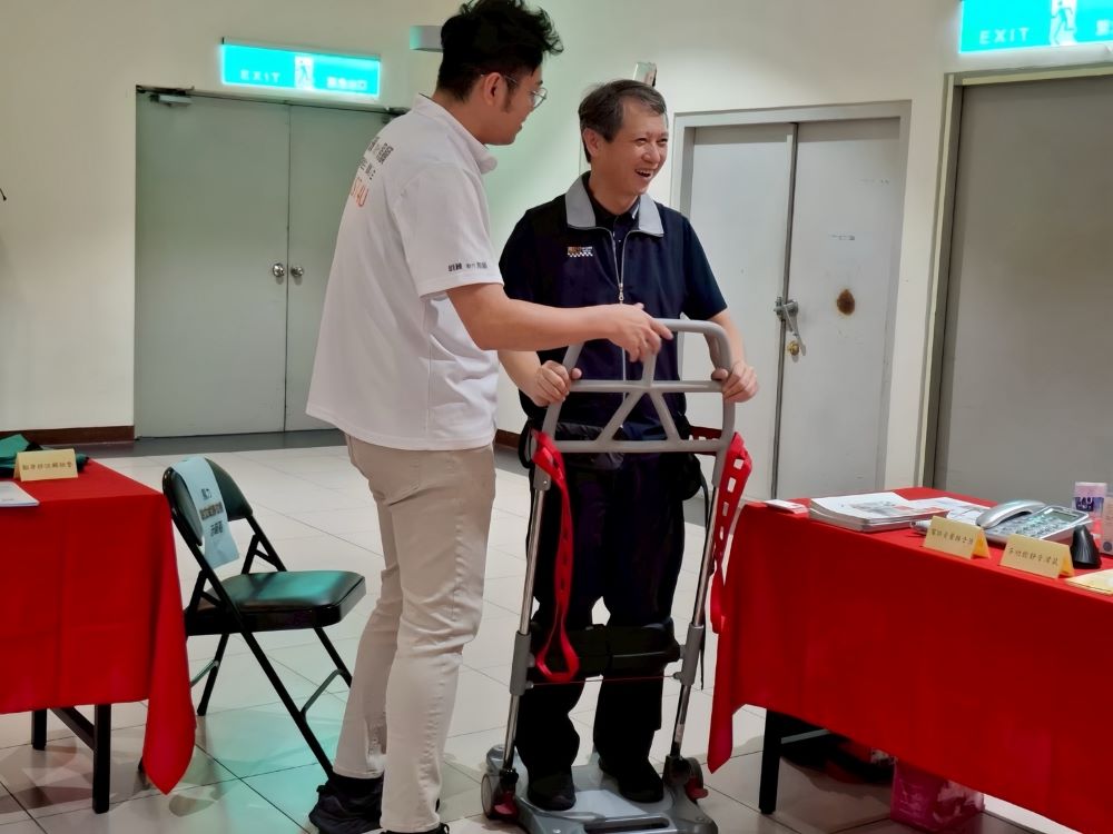 三重就博熱絡破千人謀職 新北榮設攤服務袍澤 3 《圖說》勞工局長陳瑞嘉於「婦女及中高齡職場續航中心」輔具展示區,體驗「站立式移位機」。〈勞工局提供〉