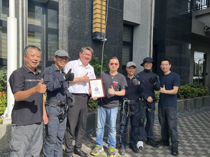 圖文:暖心慈善會捐贈攻堅利器、垂降繩、下降器 強化中市特警執勤安全。