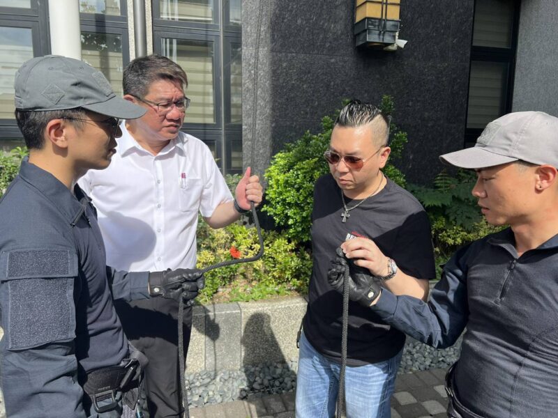 圖文:暖心慈善會捐贈攻堅利器、垂降繩、下降器 強化中市特警執勤安全。