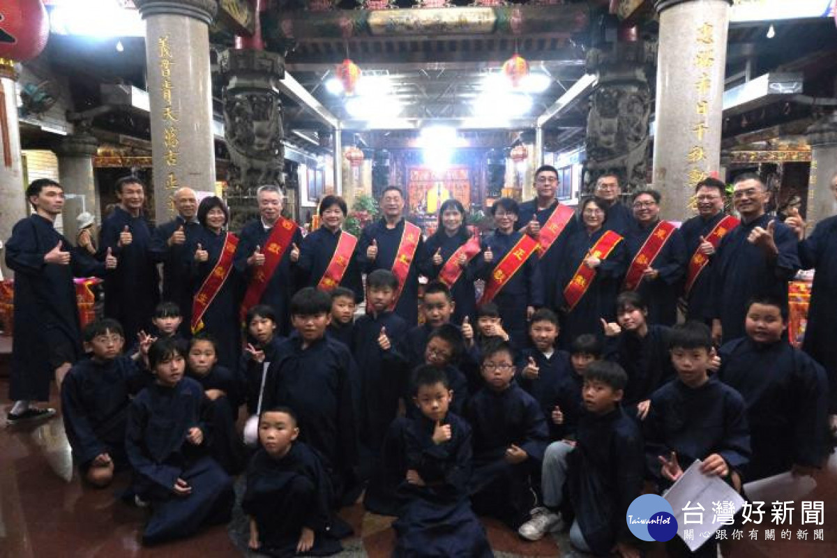 隆聖宮九獻禮由主委楊文瑞擔任主祭官，峨眉代理鄉長田昭容及地方首長擔任主獻與東、西獻生，富興國小師生擔任禮生及執事。